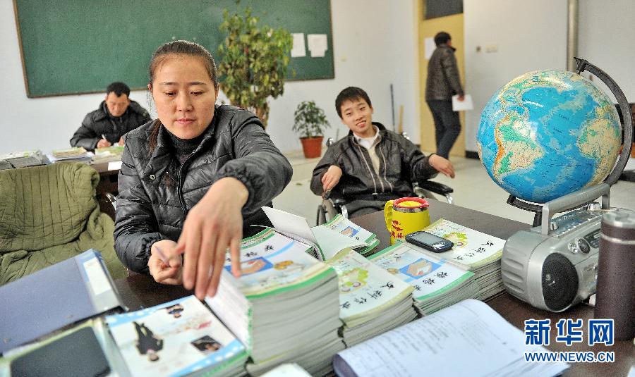 （走基層 聽民聲）（1）最美麗的老師 最堅強(qiáng)的母親