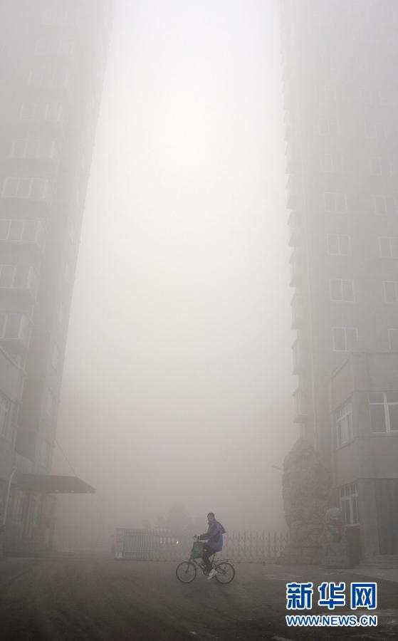 #（晚報(bào)）（3）我國多地大霧持續(xù) 中央氣象臺繼續(xù)發(fā)布大霧藍(lán)色預(yù)警