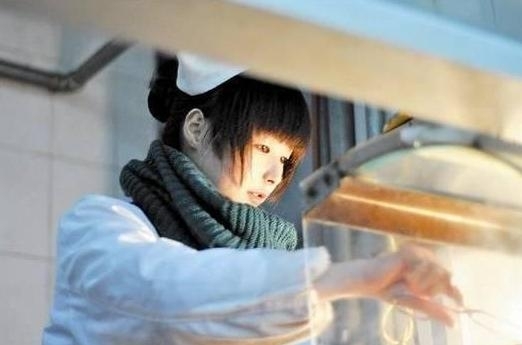 華中師大東二食堂的一名22歲女服務(wù)員則因外貌清純似10余歲的少女，周邊高校大學(xué)生稱(chēng)為“華師萌廚娘”。