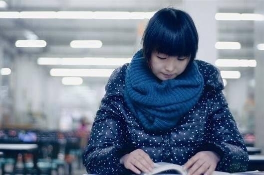 空閑時(shí)間，易丹喜歡靜靜地看書。