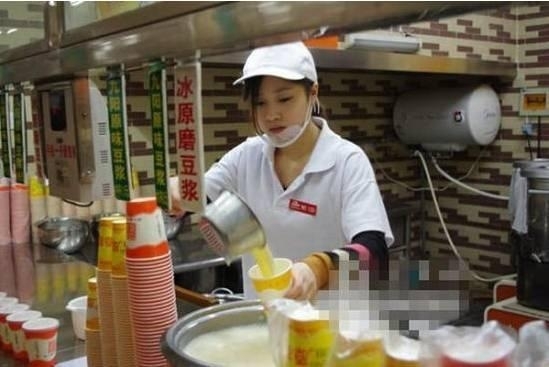 華中科技大學(xué)武昌分校的貼吧中，關(guān)于該校西區(qū)食堂一樓豆?jié){店的一位女店員的討論帖十分火爆，學(xué)子稱她“比豆?jié){還白”“極品妹子”，甚至贊她是“豆?jié){西施”，清純程度不亞于“奶茶妹妹”。