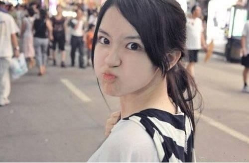自稱“廈門外國語學(xué)院?；ā钡呐绥嫱瑢W(xué)，直接打出了“用其可愛清麗的容貌氣質(zhì)挑戰(zhàn)奶茶妹妹”的口號(hào)，一時(shí)間，這一組所謂的“廈門外國語學(xué)院?；ㄅ绥妗钡恼掌诰W(wǎng)絡(luò)躥紅，許多微博轉(zhuǎn)載，引發(fā)了眾多網(wǎng)友的圍觀與熱議。