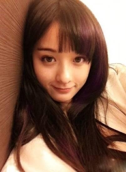 成都大學?；ǎ巳松弦唤M照片被網(wǎng)友瘋傳走紅網(wǎng)絡，繼后參加快樂女聲，麥克達人甜蜜派歌唱比賽，2009年快樂女聲四川直通區(qū)50強。被著名音樂人朱樺譽為：“弱小身軀，卻又有令人動容的唱功”公主小環(huán)的女歌手。