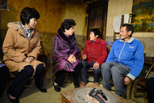 1月16日，全國(guó)人大常委會(huì)副委員長(zhǎng)、全國(guó)婦聯(lián)主席陳至立，全國(guó)婦聯(lián)副主席、書(shū)記處書(shū)記陳秀榕來(lái)到湖北恩施三岔鄉(xiāng)三元壩村，看望慰問(wèn)貧困婦女李菊玲一家，詳細(xì)了解其生產(chǎn)、生活情況。(楊慧峰/攝)
