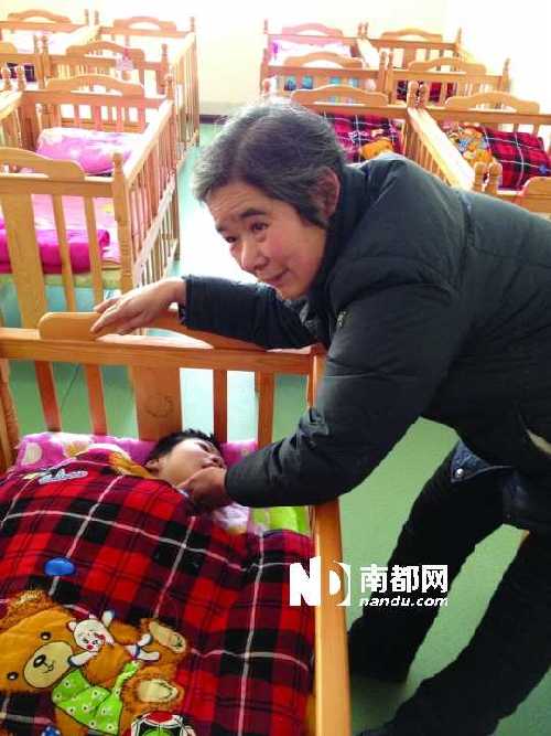  ●1月24日，周鳳桂到南陽市兒童福利院看望被領(lǐng)走的病殘兒。