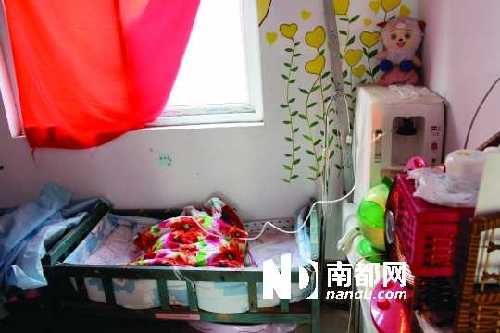  ●平頂山“愛之家”孤兒收養(yǎng)點(diǎn)，一名先天肺發(fā)育不良的男嬰正在吸氧。負(fù)責(zé)人朱智紅一直擔(dān)心這里