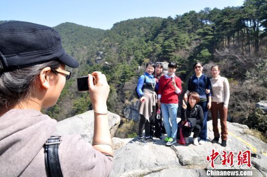 3月8日，廬山陽(yáng)光明媚，春意盎然，該山連續(xù)十年在“三八國(guó)際婦女節(jié)”對(duì)女性游客免費(fèi)。　李忠東　攝