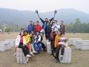 　　高一時，全班去太子灣公園玩。右二穿著黃色衣服的是張京。左上中間穿著黑衣服的女孩是也進了外交部的趙婷，圍紅色格子圍巾的是胡躍波老師。圖片由胡躍波老師提供src=