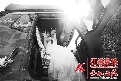 看著獨特的婚禮，新娘的笑容很燦爛。