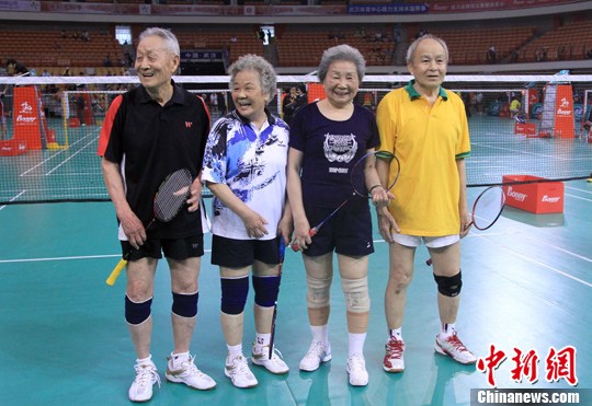 圖為本次邀請(qǐng)賽中年齡最大福建90歲高齡的應(yīng)漢榮老人在比賽中(著深色衣者)。中新社發(fā) 張暢 攝