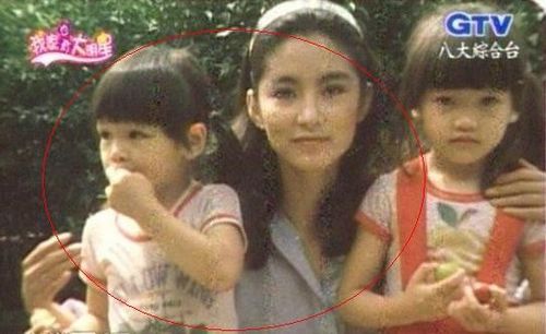 青霞手里抱著兩個(gè)小女孩，而左手邊那個(gè)4歲的小女孩就是徐若瑄。圖／翻攝網(wǎng)絡(luò)