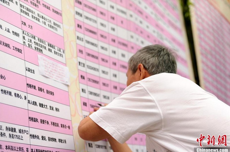 市場化，讓待婚青年的信息，在公開環(huán)境赤裸裸地被挑選、評判。目前，上海人民公園“生意紅火”，每周末的家長都超過500人。在杭州的萬松書院、黃龍洞公園相親會上，相親者也摩肩接踵。一位媽媽說，相親角里有一個潛在的市場價格。男的必須要有兩室一廳、最好位于市中心；不能和父母住在一起；房產(chǎn)名字必須是本人；工資每月8000元以上。只有具備了這些條件，才能到人民公園來找女朋友。