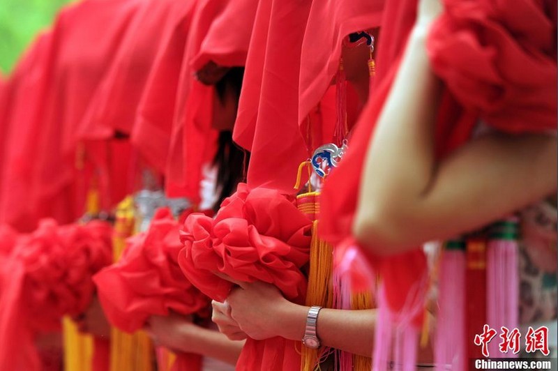 在相親角，情感被市場化和商業(yè)化的文化所滲透，導(dǎo)致了異化。愛、情、美被標(biāo)了價(jià)，人的價(jià)值被分割成若干內(nèi)容和等級(jí)，失去了人作為一個(gè)整體的意義。相親對象之間的明爭暗斗，一次次‘探底’的企圖和嘗試，也讓真正具有情感內(nèi)容的過程被舍棄了。