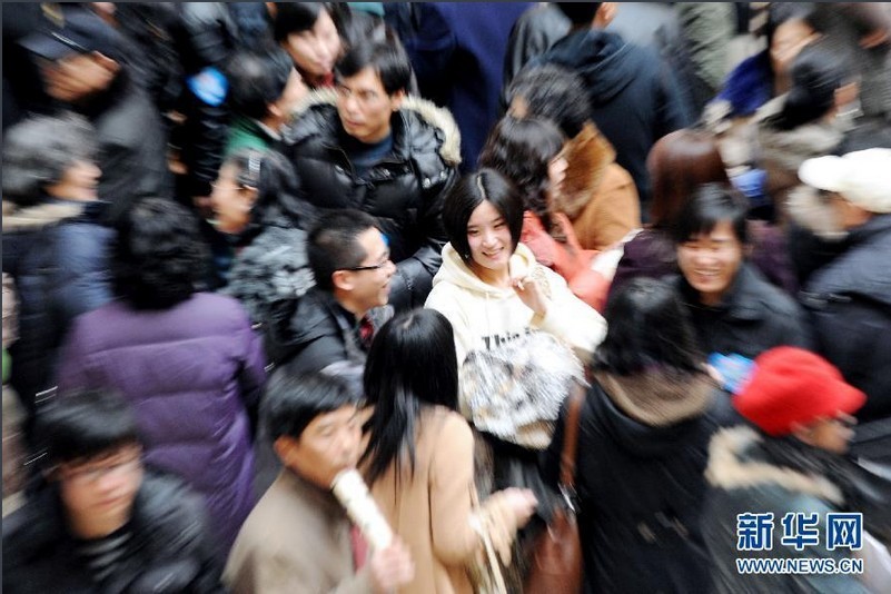 “歐美市場(chǎng)經(jīng)濟(jì)的發(fā)展歷史表明，完全自我調(diào)節(jié)的市場(chǎng)最終導(dǎo)致的只是衰退和混亂，‘蛋糕’做大了也只會(huì)壞掉?！睂O沛東最后強(qiáng)調(diào)，“如果沒(méi)有社會(huì)共同體的自我保護(hù)，市場(chǎng)的邏輯將把我們所有的人和社會(huì)關(guān)系都變成商品。對(duì)此，每一個(gè)人都得保持必要的警惕。”