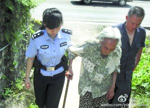 民警將吳婆婆送回家。 警方供圖