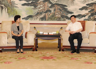 8月5日，山東省委書記、省人大常委會主任姜異康，省委副書記、省長郭樹清會見 國務(wù)院婦兒工委副主任、全國婦聯(lián)黨組書記、副主席、書記處第一書記宋秀巖一行。