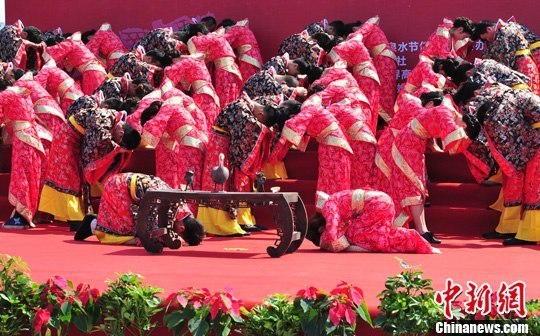 9月1日，一場別開生面的“重溫漢唐風(fēng)”漢式集體婚禮在泉城濟(jì)南舉行，72名新人身著傳統(tǒng)漢服喜結(jié)良緣，并在許愿墻上許下“千年共枕眠，一世永相愛”心愿。圖為新人解纓結(jié)發(fā)。中新社發(fā) 張勇 攝
