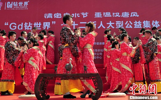 9月1日，一場別開生面的“重溫漢唐風(fēng)”漢式集體婚禮在泉城濟南舉行，72名新人身著傳統(tǒng)漢服喜結(jié)良緣，并在許愿墻上許下“千年共枕眠，一世永相愛”心愿。圖為新人解纓結(jié)發(fā)。中新社發(fā) 張勇 攝