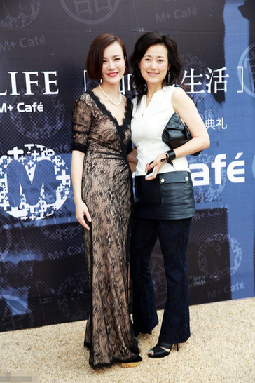 丁瑋為前貴州貪官閻建宏的兒媳婦，東窗事發(fā)時(shí)攜巨額遠(yuǎn)逃美國(guó)創(chuàng)立珠寶品牌歐致寶，與薛蠻子在美國(guó)相識(shí)，后嫁予薛蠻子，成為薛蠻子的第二任妻子。
