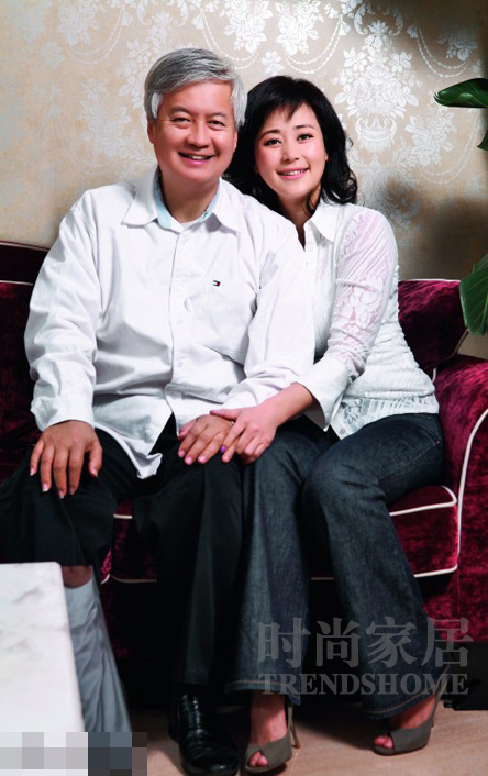 龍虎娛樂(lè)訊 丁瑋為前貴州貪官閻建宏的兒媳婦，東窗事發(fā)時(shí)攜巨額遠(yuǎn)逃美國(guó)創(chuàng)立珠寶品牌歐致寶，與薛蠻子在美國(guó)相識(shí)，后嫁予薛蠻子，成為薛蠻子的第二任妻子。