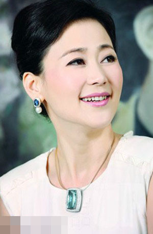丁瑋為前貴州貪官閻建宏的兒媳婦，東窗事發(fā)時(shí)攜巨額遠(yuǎn)逃美國(guó)創(chuàng)立珠寶品牌歐致寶，與薛蠻子在美國(guó)相識(shí)，后嫁予薛蠻子，成為薛蠻子的第二任妻子。