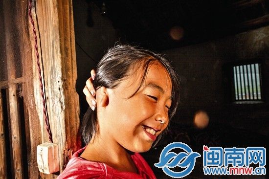 寶燕耳朵的缺陷，被同學(xué)笑過(guò)，但她在鏡頭前卻大方拉開(kāi)頭發(fā)