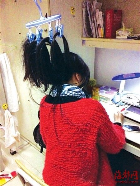 農(nóng)大女生“吊發(fā)苦讀”，備戰(zhàn)期末考試