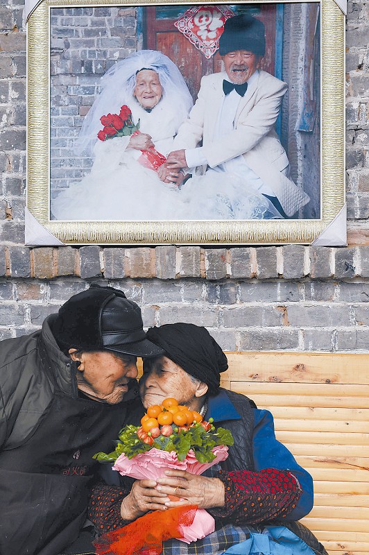 103歲的吳從漢和105歲的妻子吳宋氏說悄悄話。