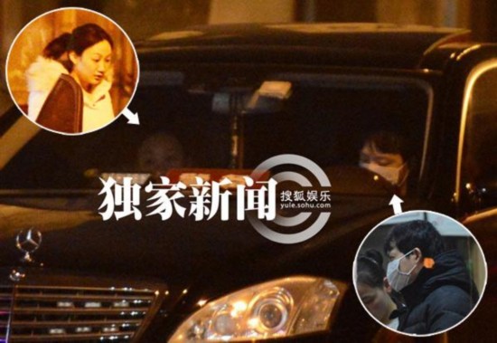 說到王力宏，不得不提李云迪。而李云迪的戀情也處在穩(wěn)定甜蜜狀態(tài)。李云迪與王力宏同天公布女友被傳為佳話，可歌可泣的是兩人的女友是校友，好神奇。李云迪宣稱女友田霏畢業(yè)于哥倫比亞大學(xué)，但網(wǎng)友發(fā)現(xiàn)田霏所在巴納德學(xué)院是三流學(xué)校。