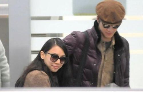 王力宏自從自曝結(jié)婚之后，真是與小嬌妻寸步不離，到哪都把老婆帶在身邊，“二嫂”李靚蕾也總是亦步亦趨，跟隨左右。