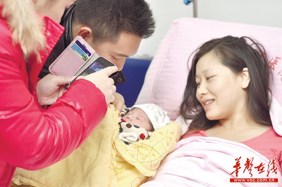 2月26日，雷超超順利生下一子，親人第一時(shí)間拍下合影，隨后她傳上微博與粉絲分享喜悅。記者唐俊攝