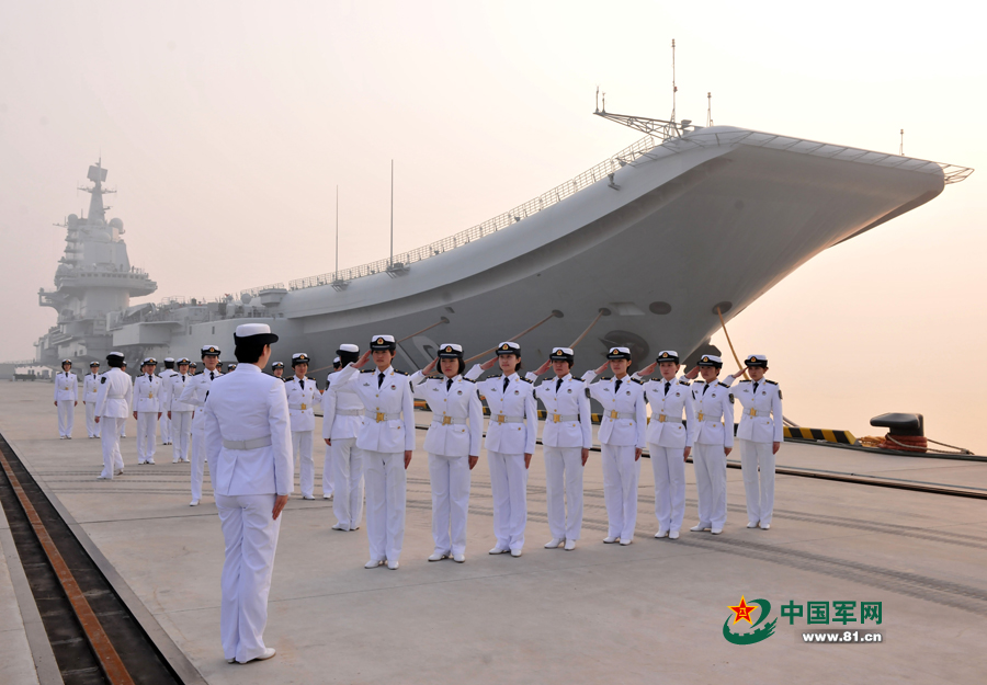 遼寧艦女艦員在進行隊列訓練。本網(wǎng)通訊員 張凱 攝