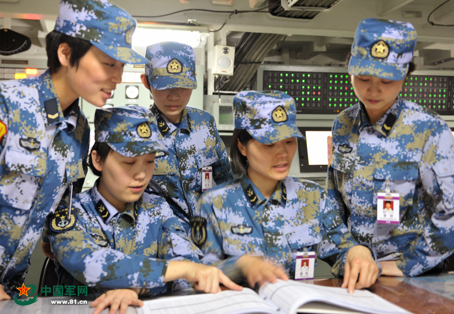 遼寧艦女艦員共同學(xué)習(xí)專業(yè)知識(shí)。本網(wǎng)通訊員 王松岐 攝