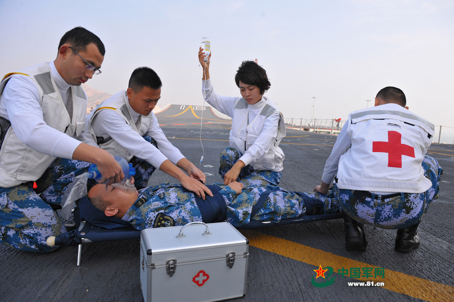 遼寧艦女艦員任穎琦參加戰(zhàn)傷救護(hù)演練。本網(wǎng)通訊員 張凱 攝
