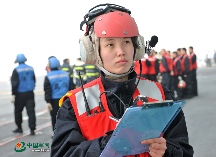 彈藥女艦員登記撤收訓(xùn)練彈藥。本網(wǎng)通訊員 王松岐 攝