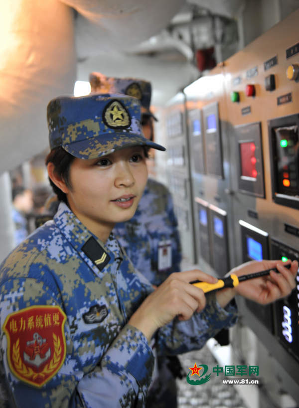 電工女艦員檢查設(shè)備。本網(wǎng)通訊員 王松岐 攝