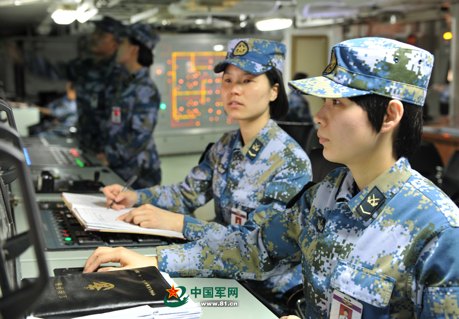 女艦員在機(jī)電集控室里值班。本網(wǎng)通訊員 王松岐 攝