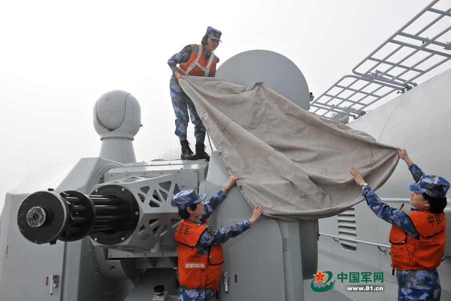 女艦員在維護(hù)裝備。本網(wǎng)通訊員 王松岐 攝