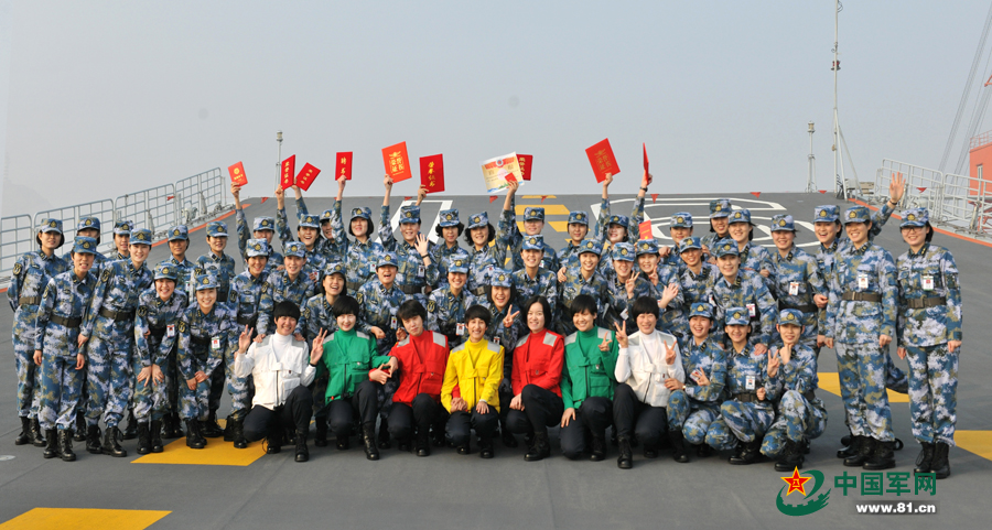 獲獎(jiǎng)多多的三八紅旗手女艦員群體合影。本網(wǎng)通訊員 王松岐 攝