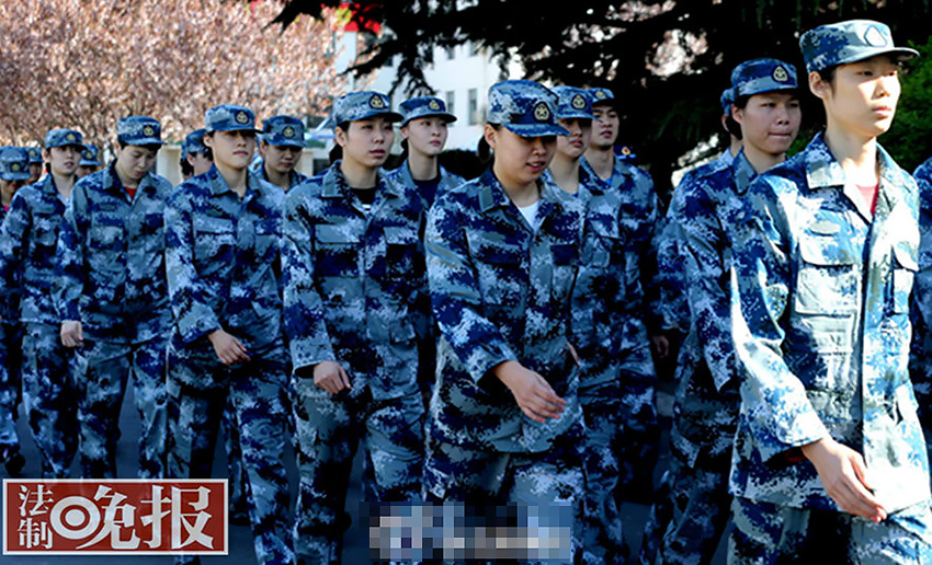 圖為女排姑娘在空軍訓(xùn)練基地進(jìn)行軍訓(xùn)。