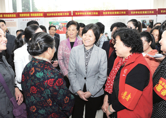 4月16日，沈躍躍在武漢市百步亭社區(qū)調(diào)研時，與社區(qū)志愿者親切交談。記者 楊睿 攝