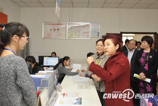孟曉駟了解社區(qū)“婦女之家”工作的創(chuàng)建情況。