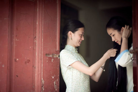 ?；ó厴I(yè)照顯民國(guó)范兒 復(fù)古長(zhǎng)裙麻花辮(圖)