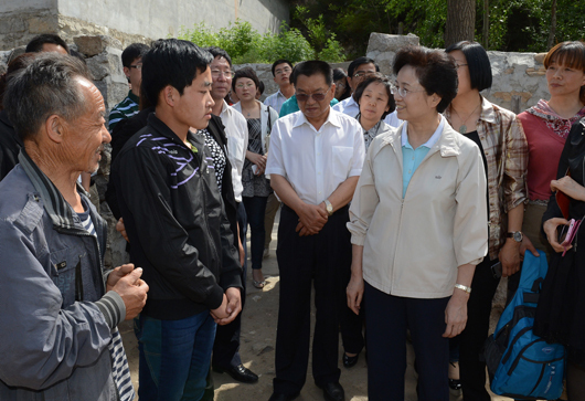 宋秀巖在白石口村深入農(nóng)戶慰問貧困兒童，了解孩子學(xué)習(xí)生活情況，鼓勵孩子自強(qiáng)奮進(jìn)。記者 徐建軍 攝