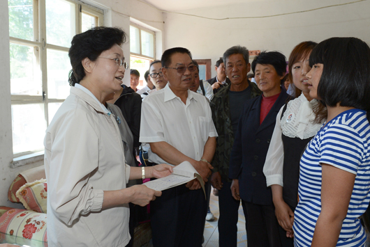 宋秀巖在白石口村慰問(wèn)走訪留守兒童家庭,與留守兒童吳靜茹親切交談。記者 徐建軍 攝