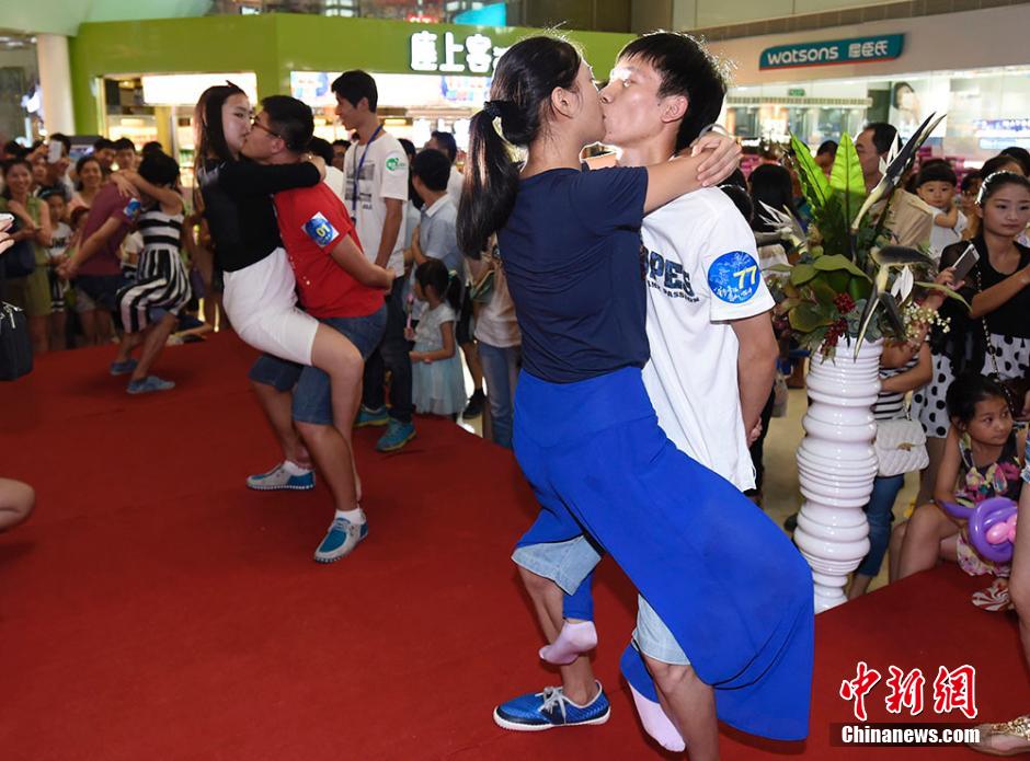 亮瞎！南京舉辦接吻大賽 情侶各顯“高招”