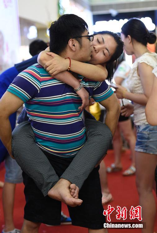 亮瞎！南京舉辦接吻大賽 情侶各顯“高招”