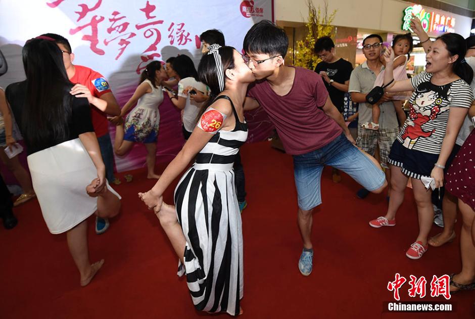 亮瞎！南京舉辦接吻大賽 情侶各顯“高招”