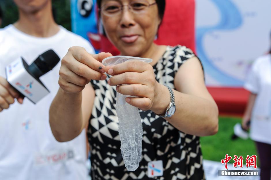 亮瞎！南京舉辦接吻大賽 情侶各顯“高招”
