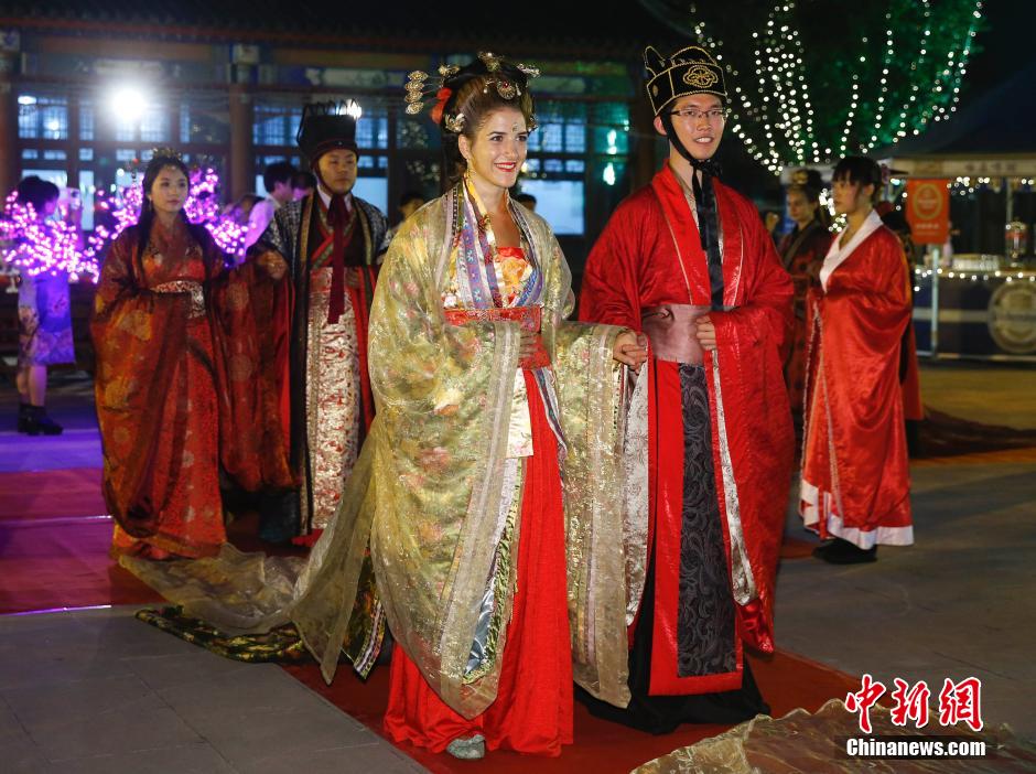 亮瞎！南京舉辦接吻大賽 情侶各顯“高招”